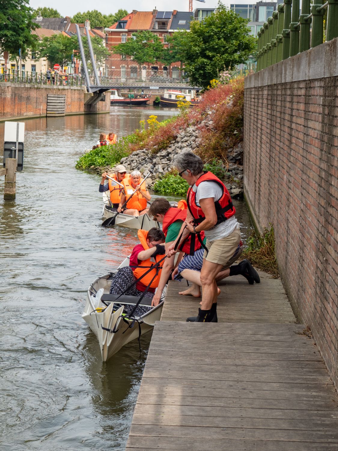 Mensen in kano's aan waterrand